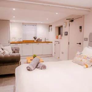 https://the-hideaway.bournemouth-hotels.org
